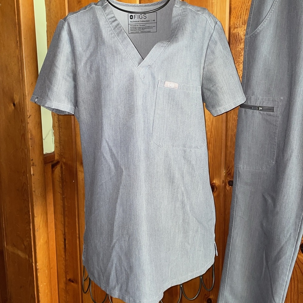 FIGS Catarina Scrub Tops for Women — Classic Fit, 1 Pocket FIGS YOLA pants XS/SM - Picture 4 of 17